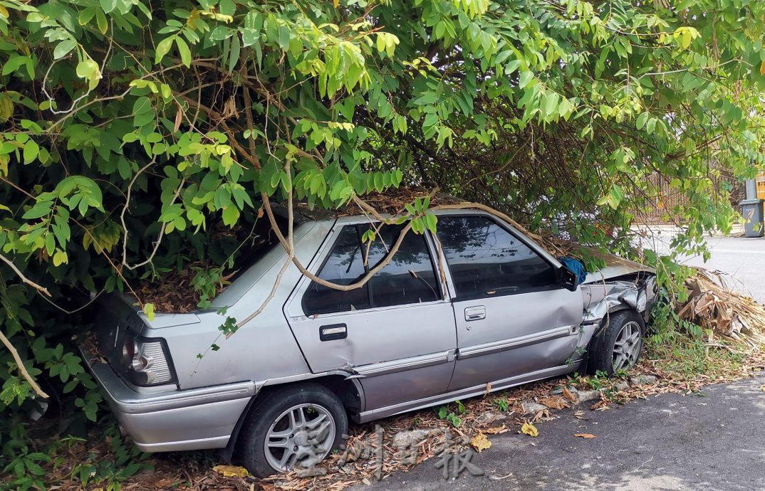 NS封面主文/共用车位成“废车专属停泊区”,叶耀荣:“一次性罚款”无效解决