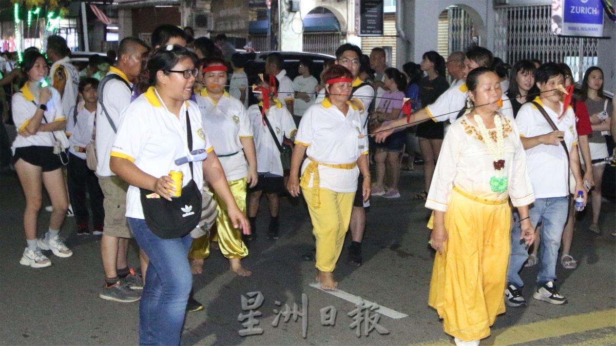 NS封面主文／庇朥西天宫九皇大帝圣驾出巡，各族街边驻足观赏