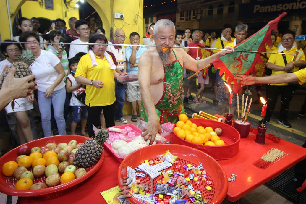 NS封面主文/庇朥西天宫九皇大帝圣驾出巡,各族街边驻足观赏