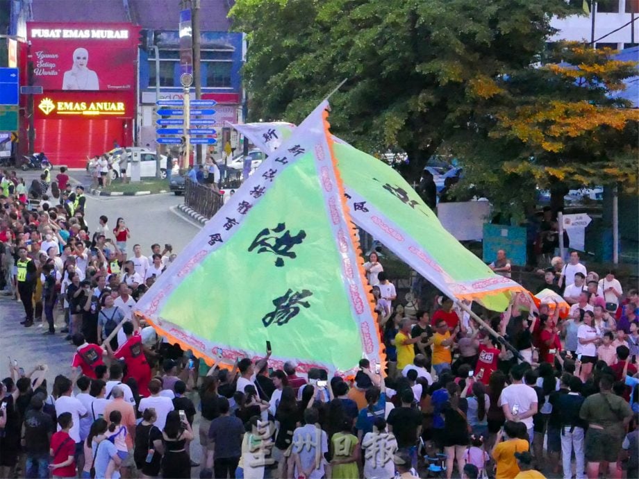 NS封面主文／庇朥西天宫九皇大帝圣驾出巡，各族街边驻足观赏
