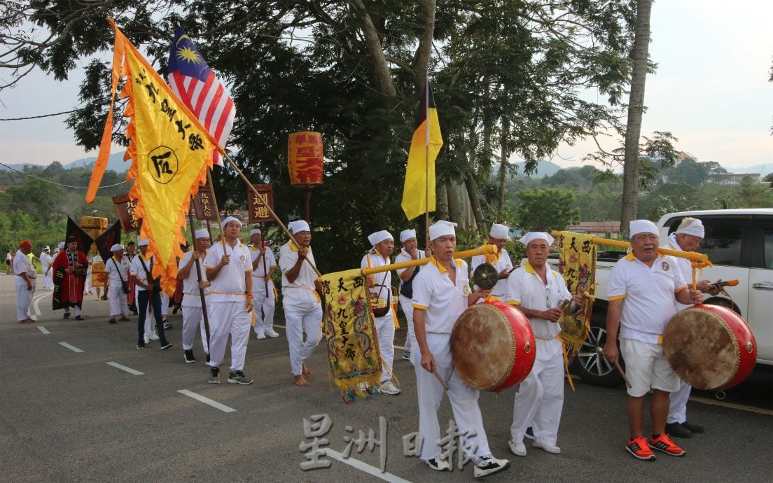 NS封面主文／庇朥西天宫九皇大帝圣驾出巡，各族街边驻足观赏