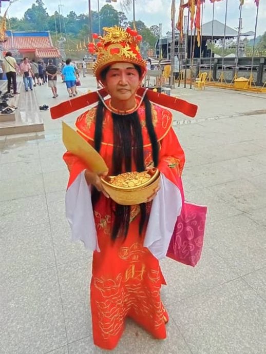 NS庇朥 / 庇朥西天宫女财神爷分发幸运号码结缘,成为善信们打卡留念焦点人物。