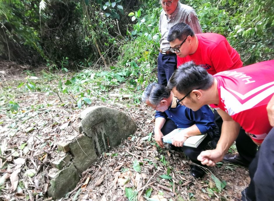 NS芙蓉/具有112年的小甘密华人义山费心寻找3次,义山终于重见天日,