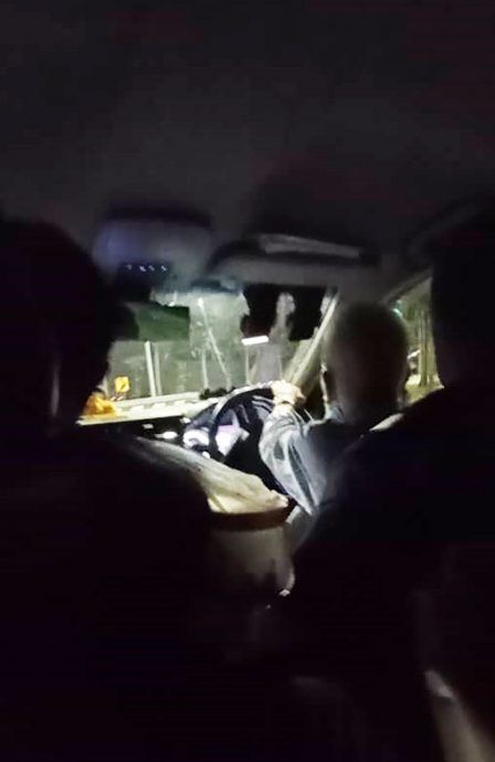 ns马口:大马游客新加坡误上“黑车”被砍菜头