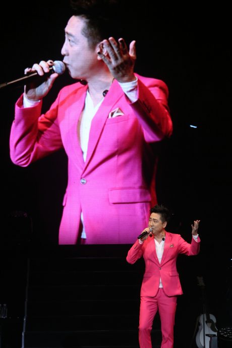 1曲唱完气喘吁吁 62岁哈林险出动氧气筒