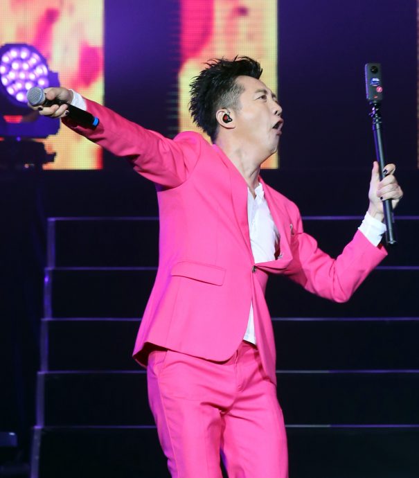 1曲唱完气喘吁吁 62岁哈林险出动氧气筒