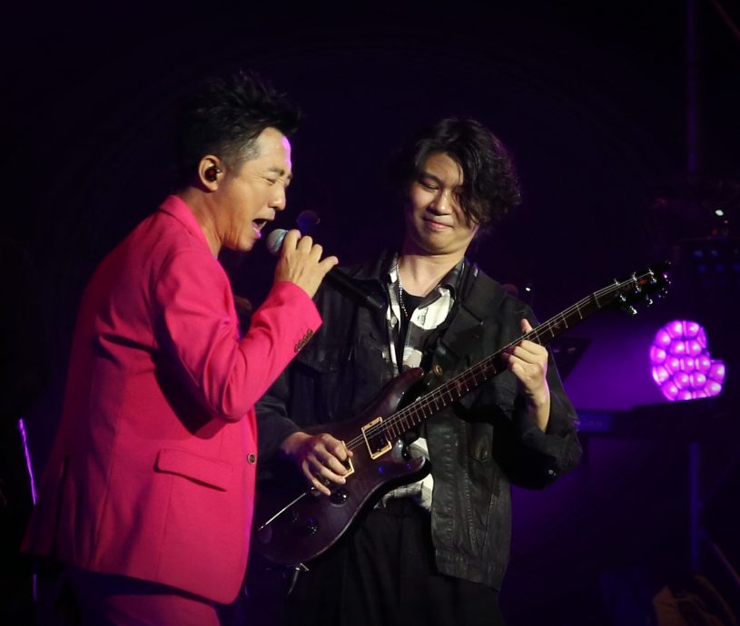 1曲唱完气喘吁吁 62岁哈林险出动氧气筒