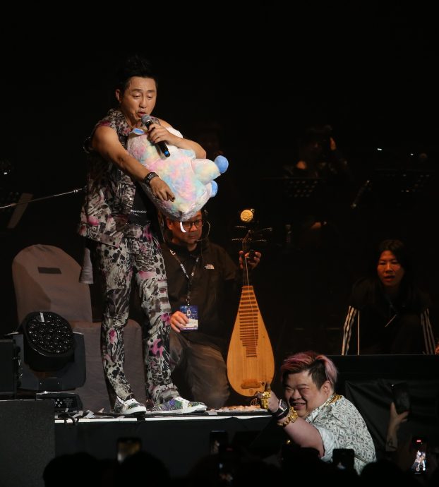 1曲唱完气喘吁吁 62岁哈林险出动氧气筒