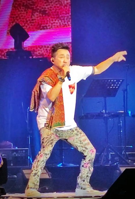 1曲唱完气喘吁吁 62岁哈林险出动氧气筒