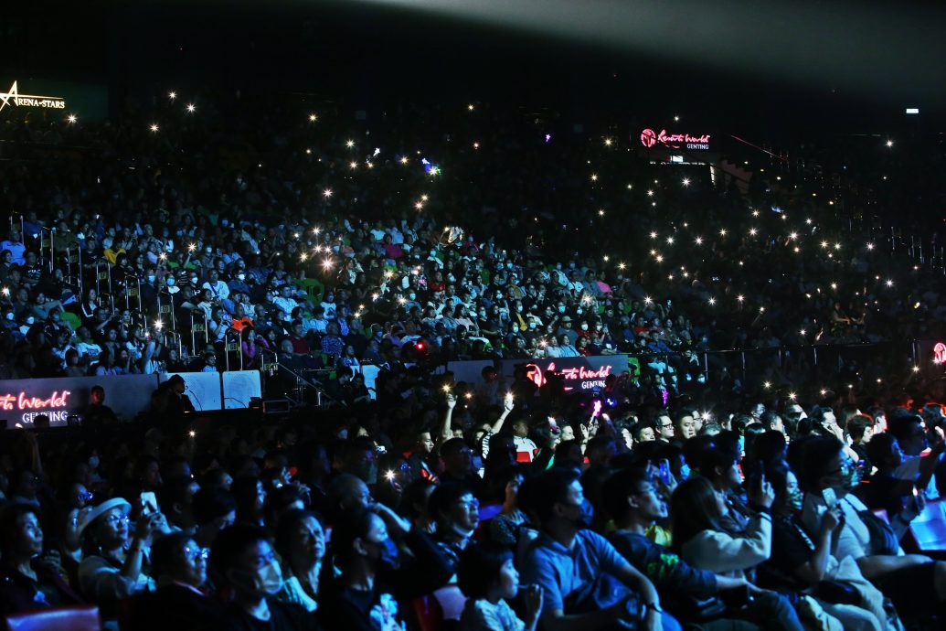 1曲唱完气喘吁吁 62岁哈林险出动氧气筒