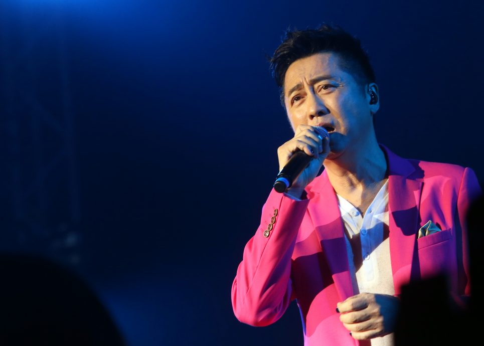 1曲唱完气喘吁吁 62岁哈林险出动氧气筒