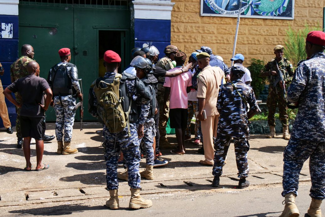 20人死亡、近2000名囚犯越狱!塞拉利昂多地遭袭