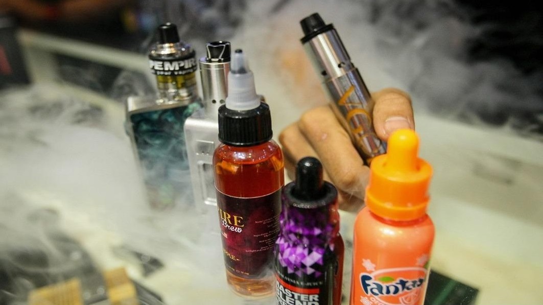 6男校内共用一支电子烟!教师:已报警但忧影响学生未来