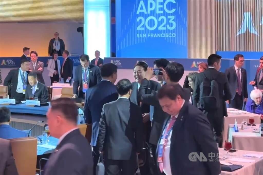 APEC领袖代表全体会议 尹锡悦与习近平互动受瞩