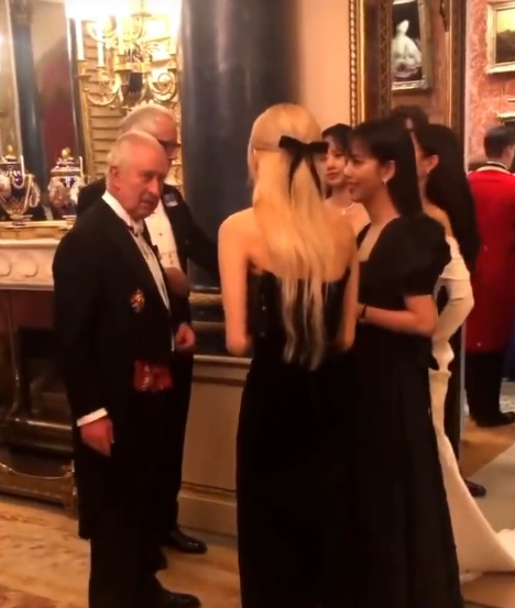 BLACKPINK合体现身白金汉宫 获英王点名赞超萌反应全被