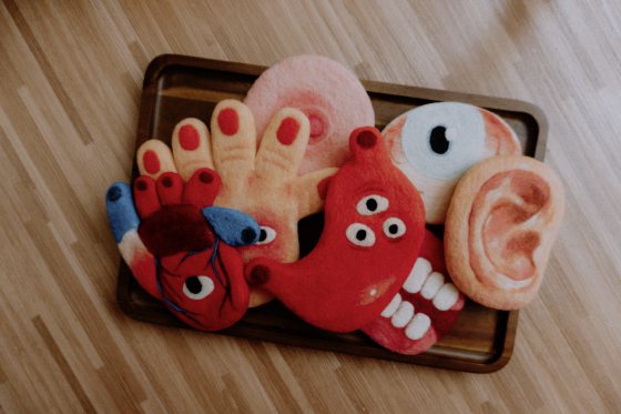 d'peculiar 主打浮夸怪诞微惊悚风格