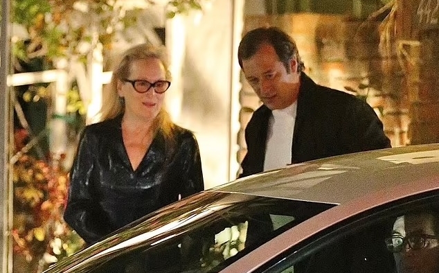 “婚姻危机”后现身 梅丽史翠普仍戴婚戒