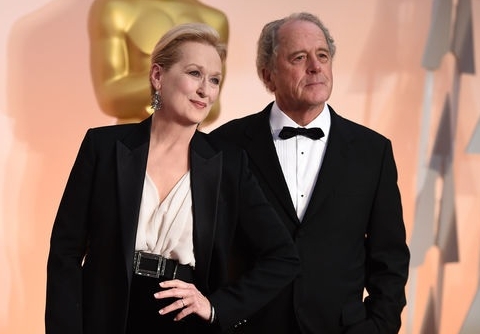 “婚姻危机”后现身 梅丽史翠普仍戴婚戒