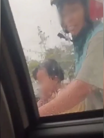 “孩子都冷得发抖了” 不忍母女大雨骑摩托 女子停车载回家