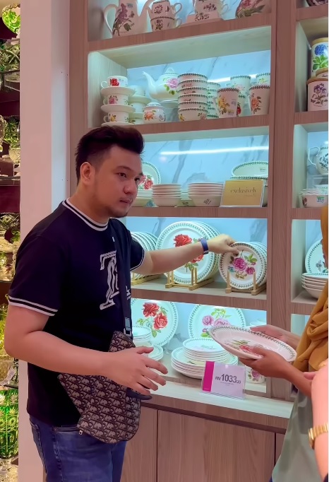 “餐具一套就2.5万” 粉红女商前男友:每月没5万难生存