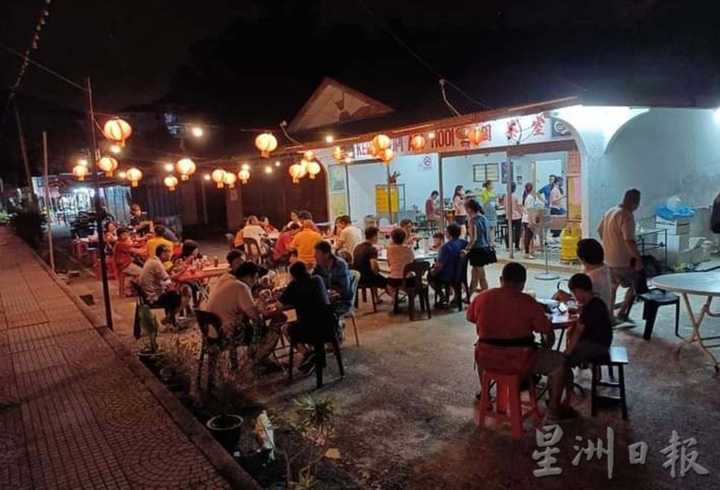 【人气美食】★11月19日刊登/大霹雳封底主文//食客慕“鲜”而来 独家酸辣酱手抓海鲜好味