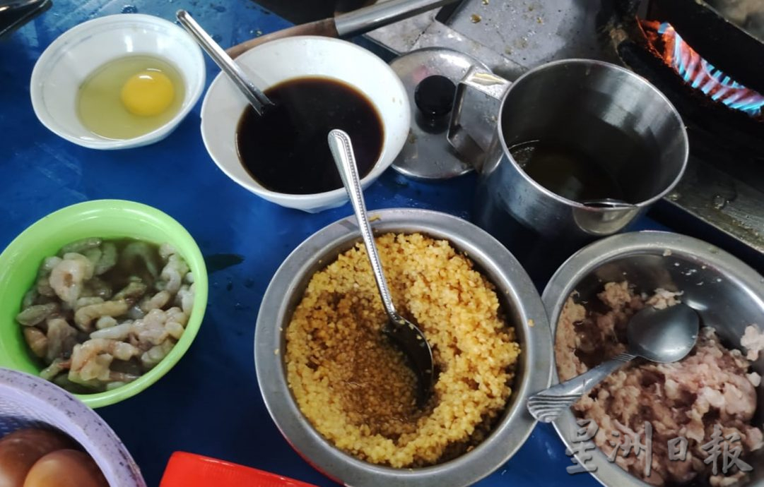 【人气美食】炒法火候技巧须掌握得准 新加坡炒虾面高汤是灵魂
