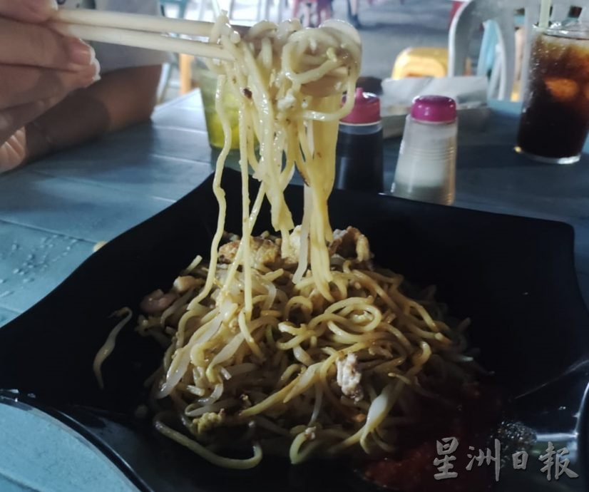 【人气美食】炒法火候技巧须掌握得准 新加坡炒虾面高汤是灵魂