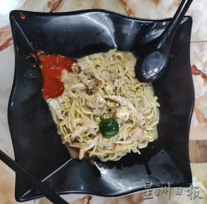 【人气美食】炒法火候技巧须掌握得准 新加坡炒虾面高汤是灵魂
