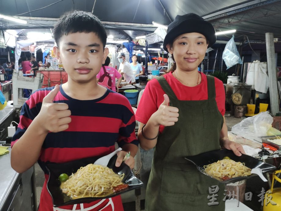 【人气美食】炒法火候技巧须掌握得准 新加坡炒虾面高汤是灵魂  