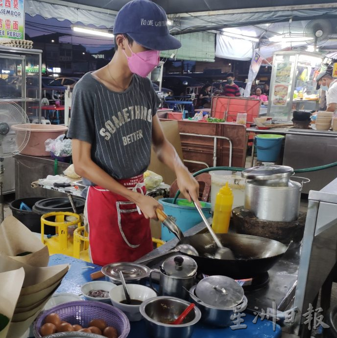 【人气美食】炒法火候技巧须掌握得准 新加坡炒虾面高汤是灵魂  