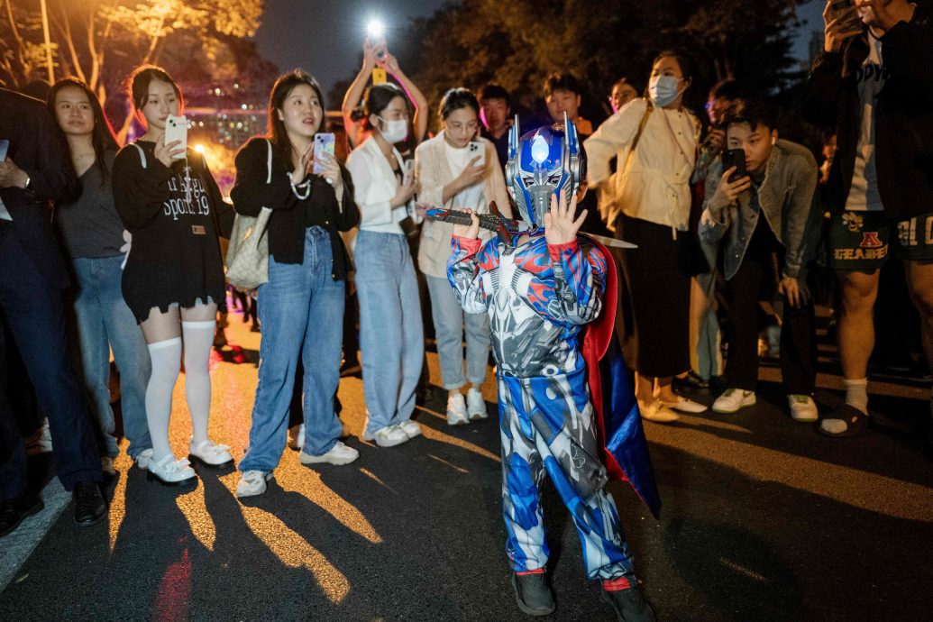 上海万圣夜变万梗节 变身李佳琦、大白、鲁迅针砭社会