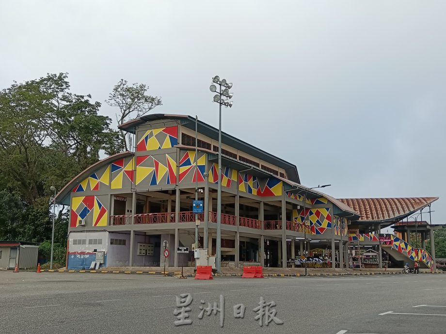 东2:淡马鲁市议会重新粉刷及维修所管辖的建筑物,以打造清洁舒适的市区场所。