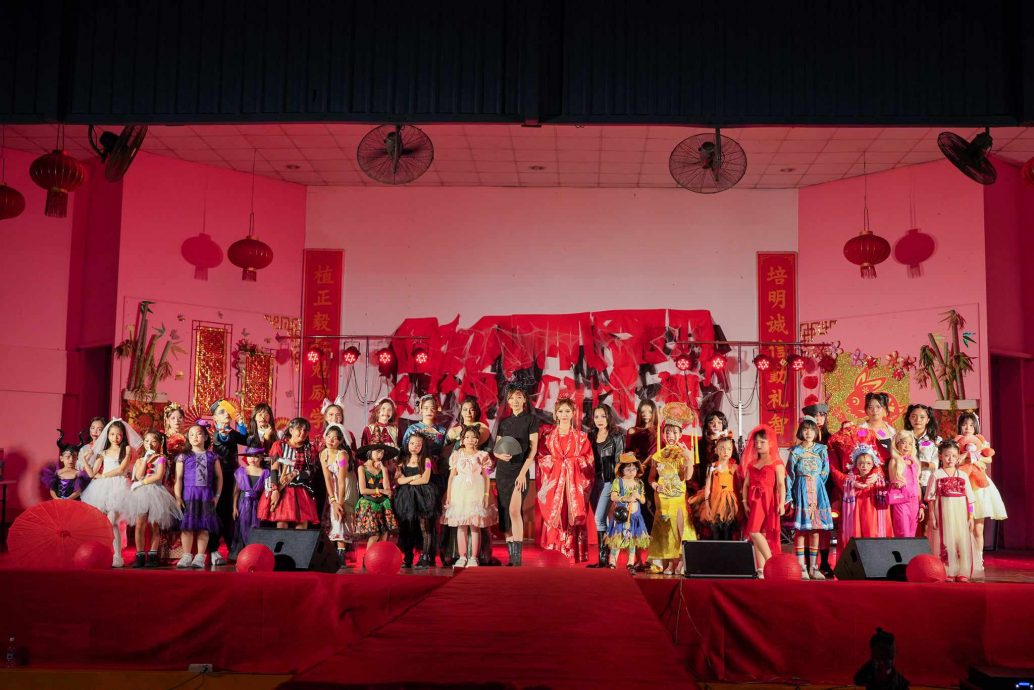 东5：哥市三个团体联办万圣节主题表演秀，吸引900人盛装赴会！