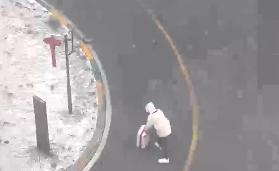 东北暴风雪路面被涷成溜冰场 学生:上课如同西天取经