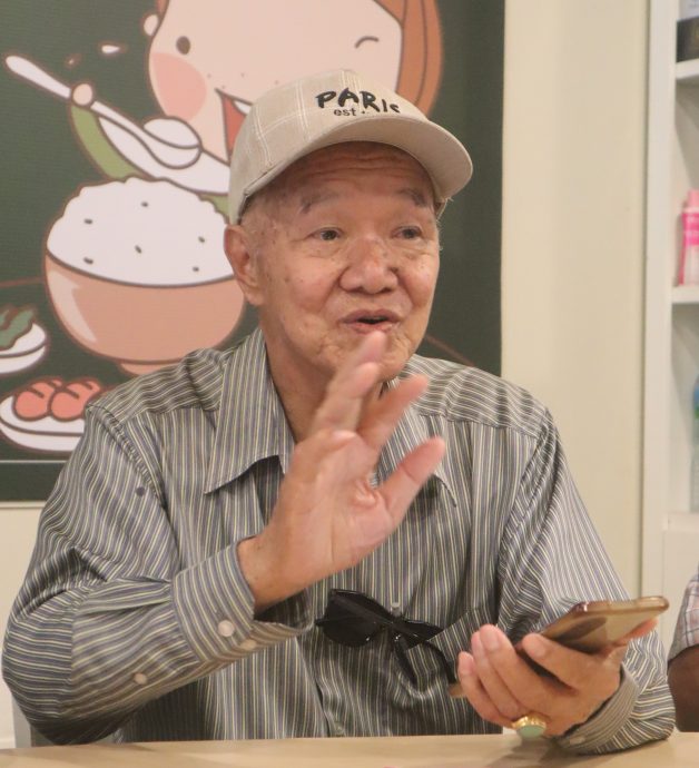 东:关丹丹那布爹国民型华文中学董事长拿督朱源安,望州教育局委派懂华文校长掌校