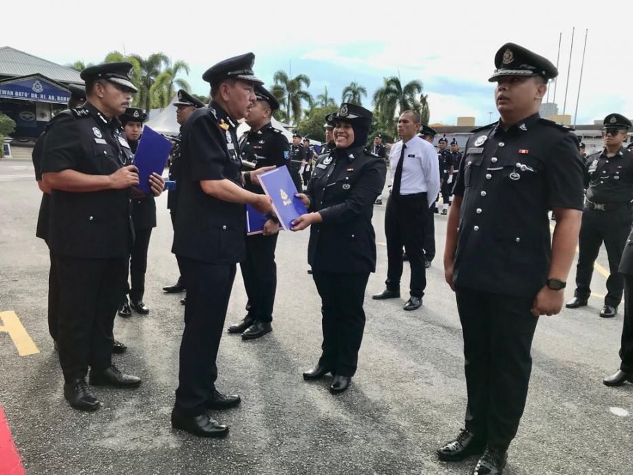 东:吉兰丹州总警长拿督莫哈末查基披露,4名警员涉嫌为哥打峇鲁法庭扣留所中的嫌犯提供哥冬水和烟草服务的案件,还在调查中。
