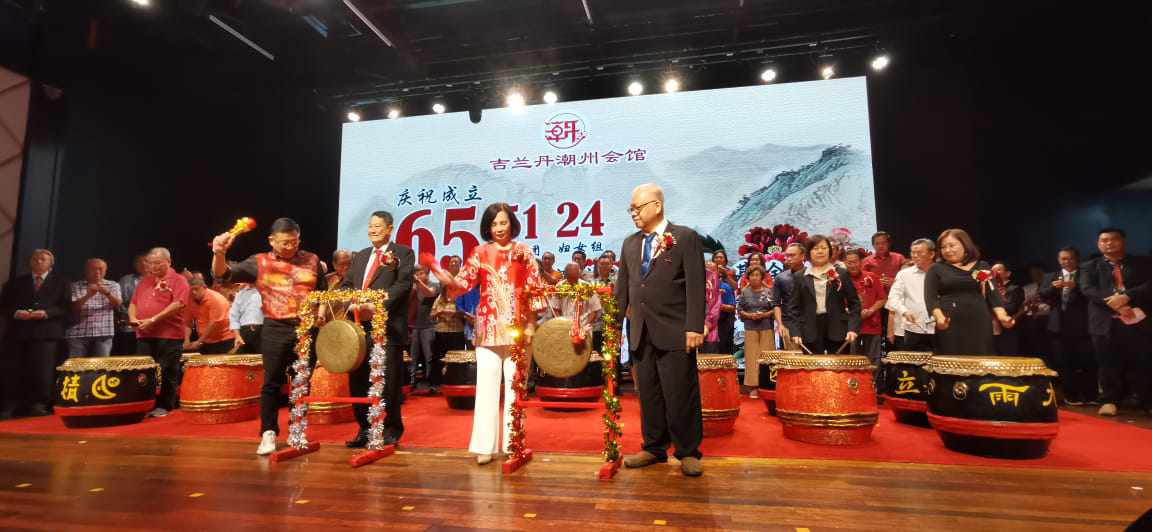 东：吉兰丹潮州会馆庆祝成立65周年纪念暨筹募韩思堂装修基金联欢晚宴，成功达标筹获11万令吉。