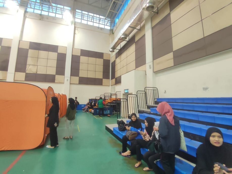 东:封面副文:登嘉楼马来西亚大学启动天灾行动室