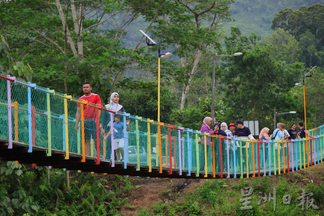 东:屠妖节连假掀起度假潮,关丹旅游景点民宿客房预订爆满。