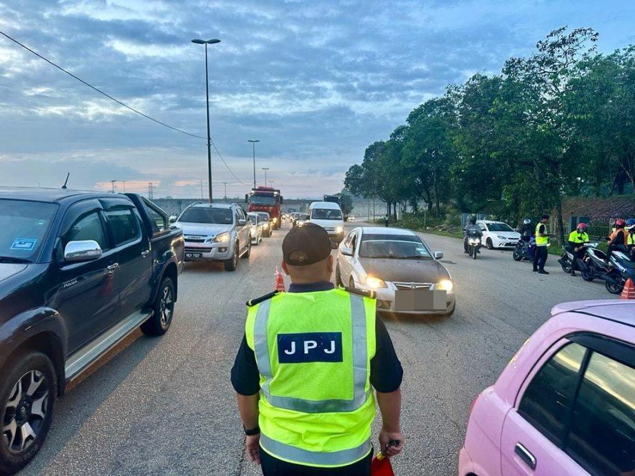 东:彭陆路交通局(JPJ)在进行“遵守行动”(Ops Patuh) 时,充公一辆使用其他交通工具车牌的摩托车。