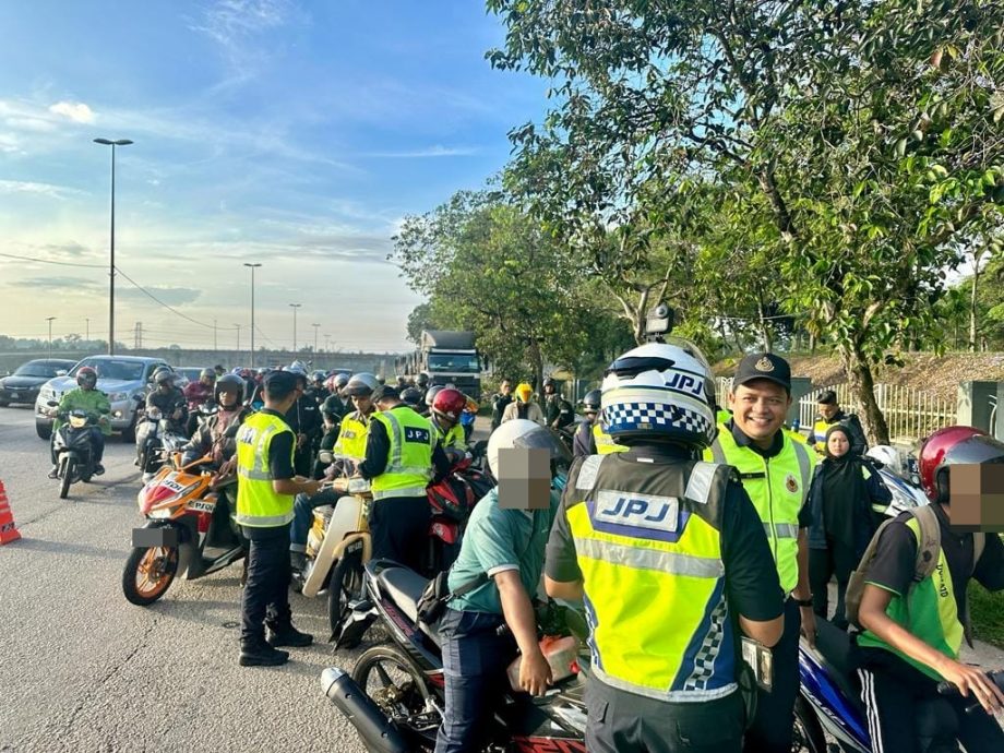 东:彭陆路交通局(JPJ)在进行“遵守行动”(Ops Patuh) 时,充公一辆使用其他交通工具车牌的摩托车。