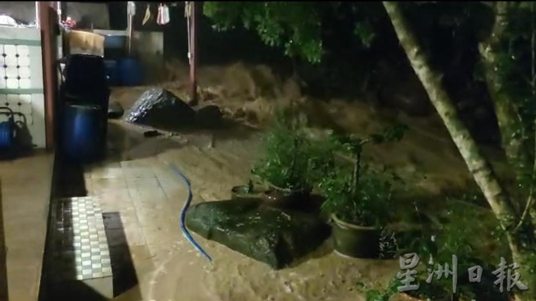 东:武吉丁宜下游小河布满大石头