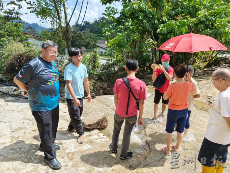 东:武吉丁宜下游小河布满大石头
