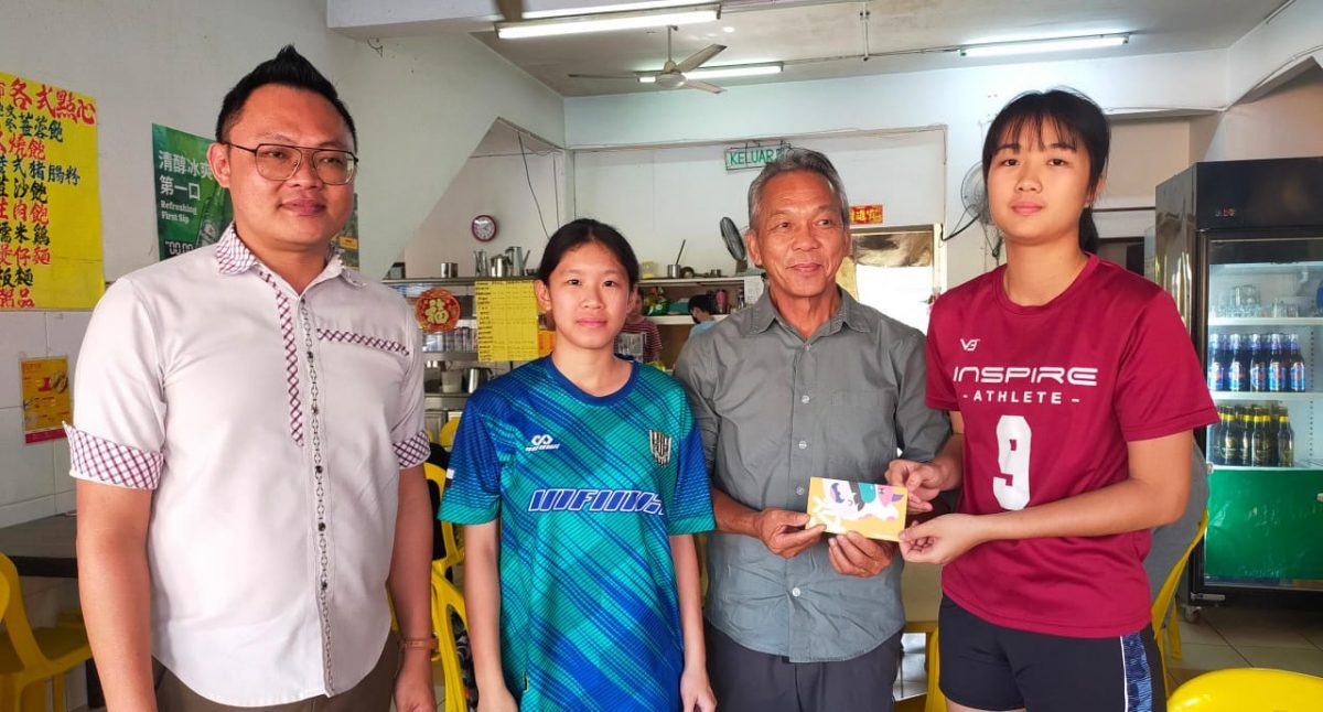 东:黄德赞助1000令吉给彭亨男女排球队