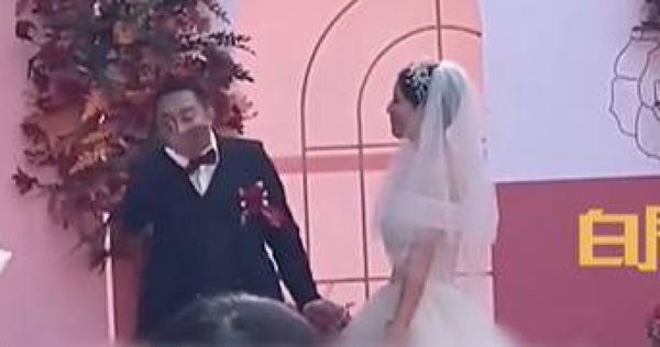 互相嫌弃?新人结婚接吻“新郎秒擦嘴、新娘乾呕” 真相大反转
