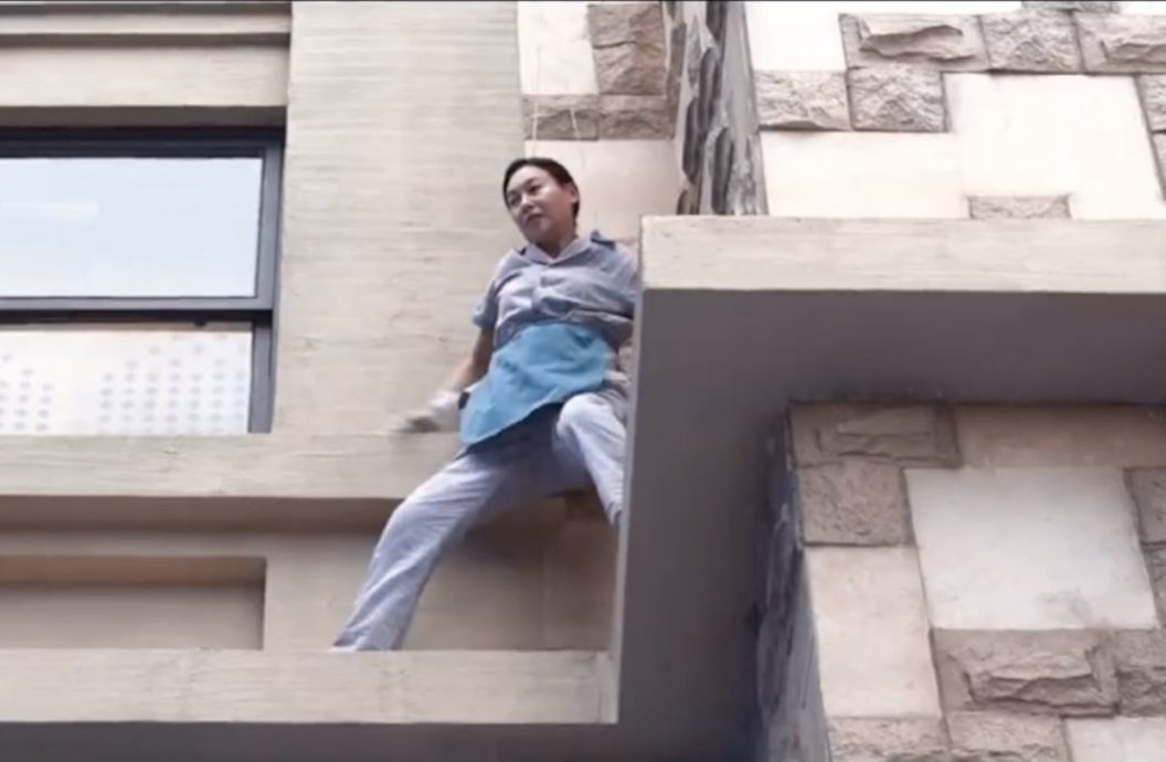 亲上阵吊钢丝 62岁惠英红险失足摔下楼