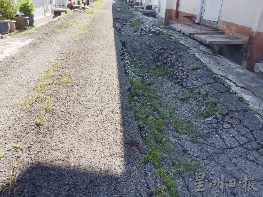 仙花园后巷马路龟裂凹陷 怡市长:尽快明年展开维修工程