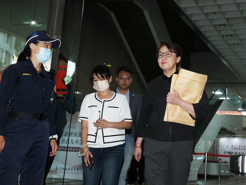传侯友宜征询戴遐龄、龙应台当副手 侯办:最后48小时等待柯文哲