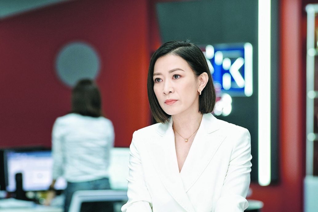 佘诗曼演新闻主播 真主播截图直批:太夸张