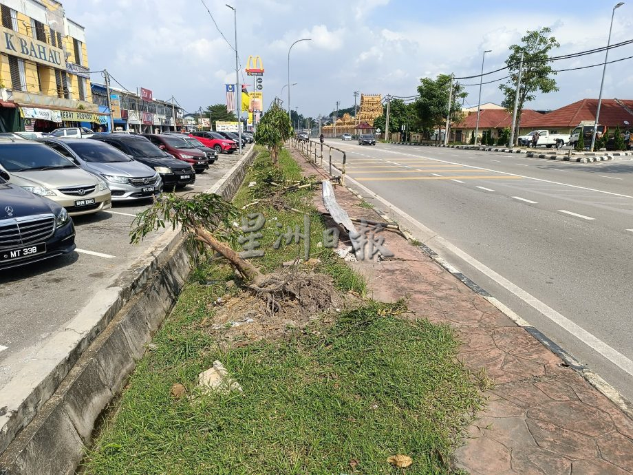 供星洲网:15岁少年开父亲的车出外时发生意外,警方向父亲开出罚单